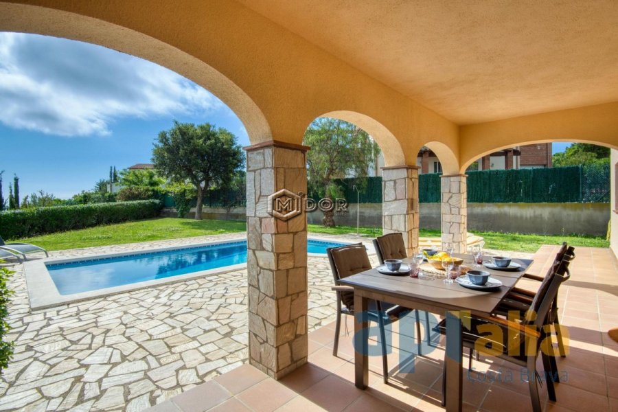 CASA EN VESCOMTAT DE CABANYES (CALONGE) - DISPOSA DE LLICÈNCIA TURÍSTICA