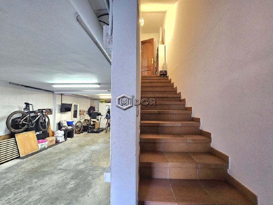 CASA ADOSSADA AMB JARDÍ I GARATGE
