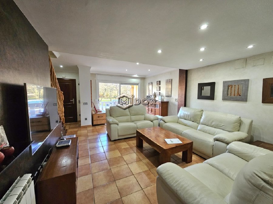 CASA ADOSSADA AMB JARDÍ I GARATGE