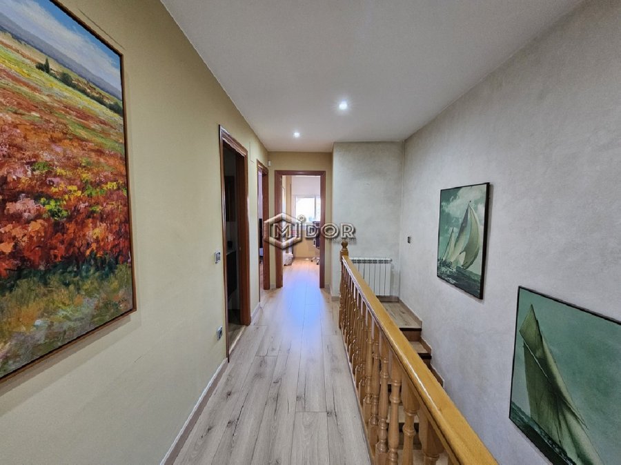 CASA ADOSSADA AMB JARDÍ I GARATGE