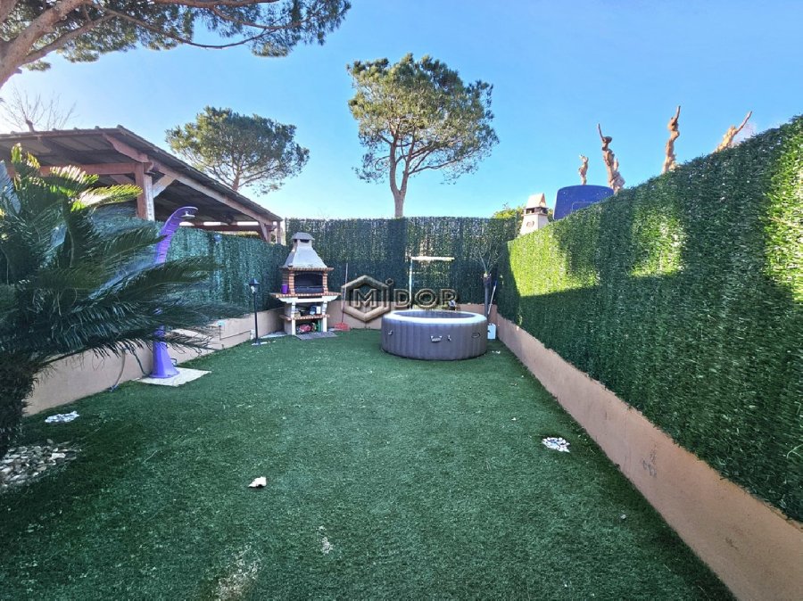 CASA ADOSSADA AMB JARDÍ I GARATGE