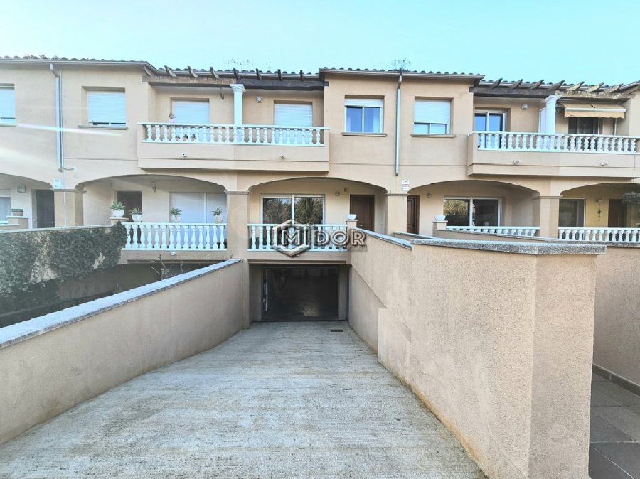 CASA ADOSSADA AMB JARDÍ I GARATGE
