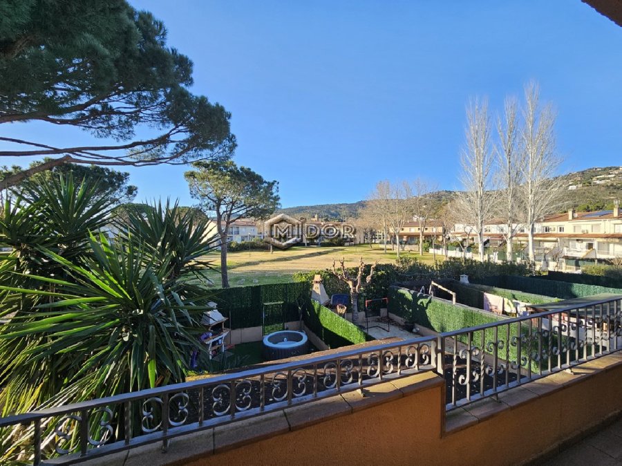 CASA ADOSSADA AMB JARDÍ I GARATGE