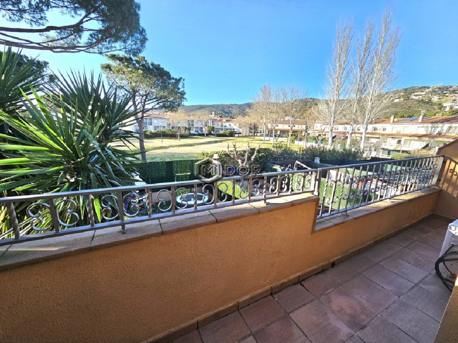 CASA ADOSSADA AMB JARDÍ I GARATGE