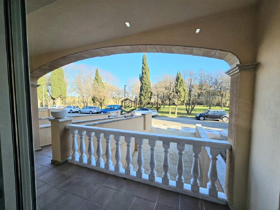 CASA ADOSSADA AMB JARDÍ I GARATGE