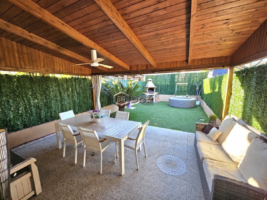CASA ADOSSADA AMB JARDÍ I GARATGE