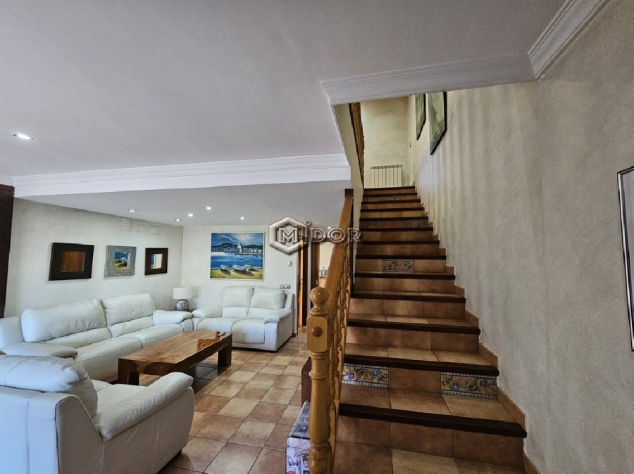 CASA ADOSSADA AMB JARDÍ I GARATGE