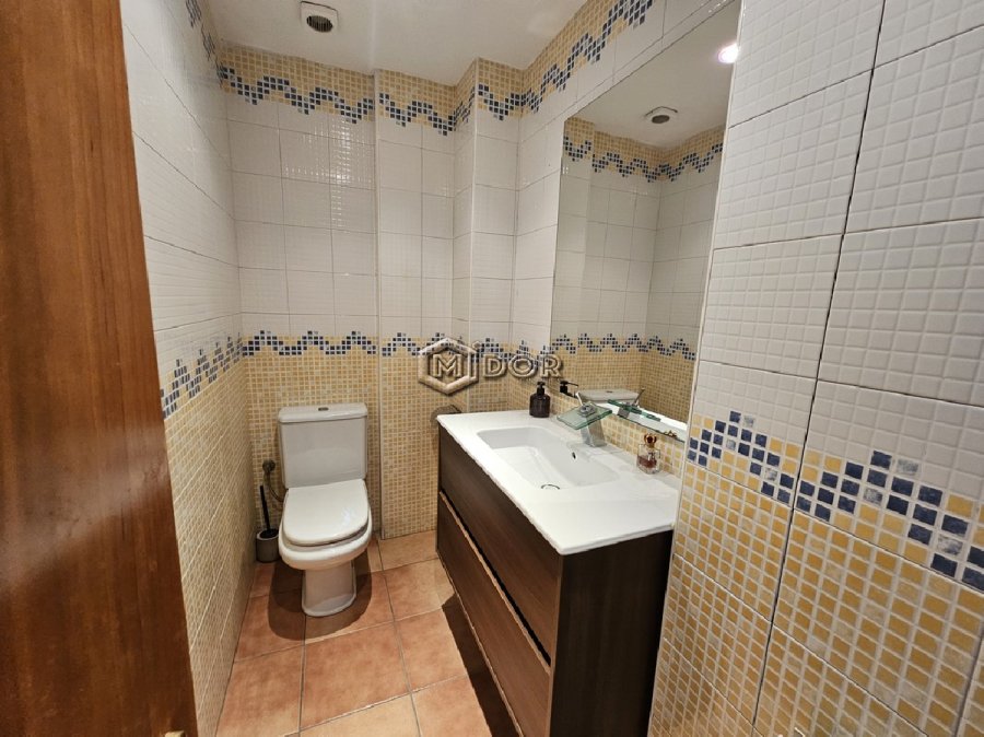 CASA ADOSSADA AMB JARDÍ I GARATGE