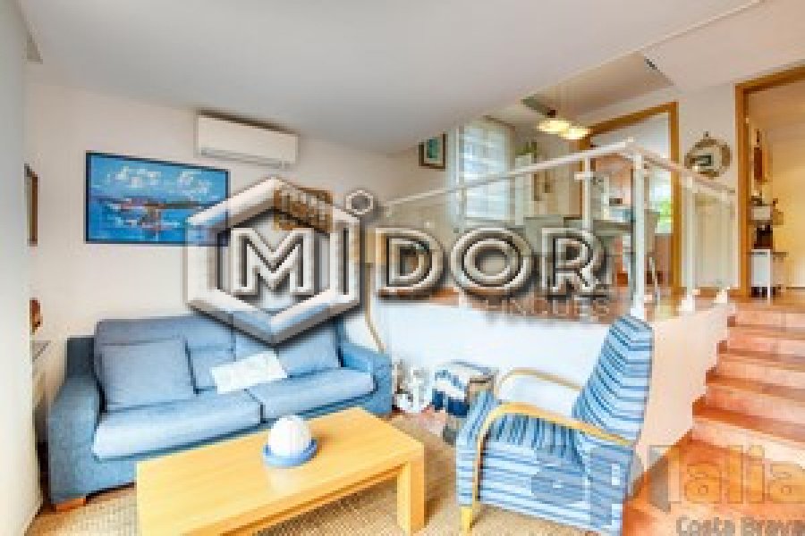 CASA ADOSSADA AMB JARDI I PISCINA A URB. TREUMAL (PLATJA D'ARO)
