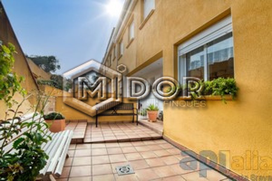 CASA ADOSSADA AMB JARDI I PISCINA A URB. TREUMAL (PLATJA D'ARO)