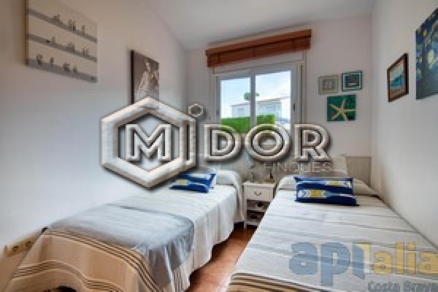 CASA ADOSSADA AMB JARDI I PISCINA A URB. TREUMAL (PLATJA D'ARO)
