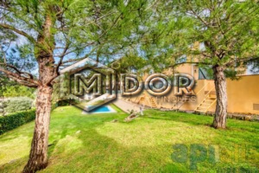 CASA ADOSSADA AMB JARDI I PISCINA A URB. TREUMAL (PLATJA D'ARO)