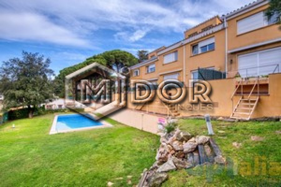 CASA ADOSSADA AMB JARDI I PISCINA A URB. TREUMAL (PLATJA D'ARO)
