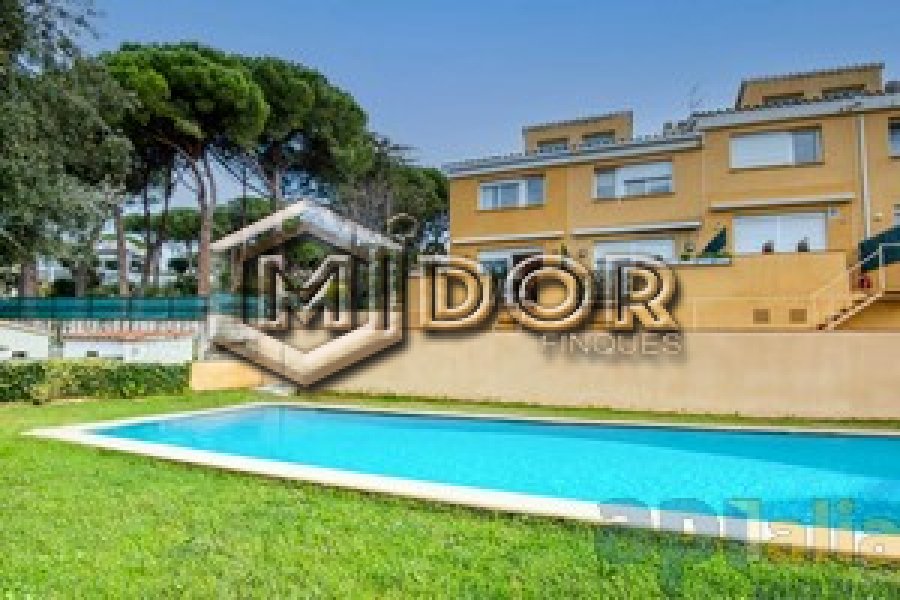 CASA ADOSSADA AMB JARDI I PISCINA A URB. TREUMAL (PLATJA D'ARO)