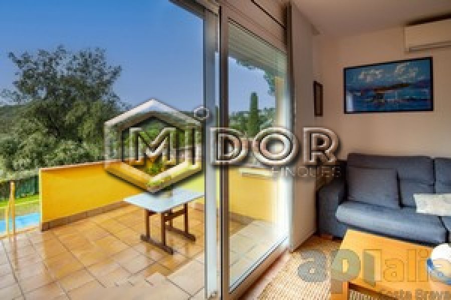 CASA ADOSSADA AMB JARDI I PISCINA A URB. TREUMAL (PLATJA D'ARO)