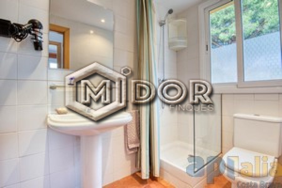 CASA ADOSSADA AMB JARDI I PISCINA A URB. TREUMAL (PLATJA D'ARO)