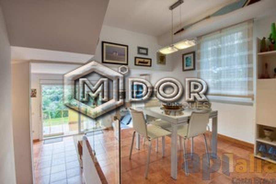 CASA ADOSSADA AMB JARDI I PISCINA A URB. TREUMAL (PLATJA D'ARO)