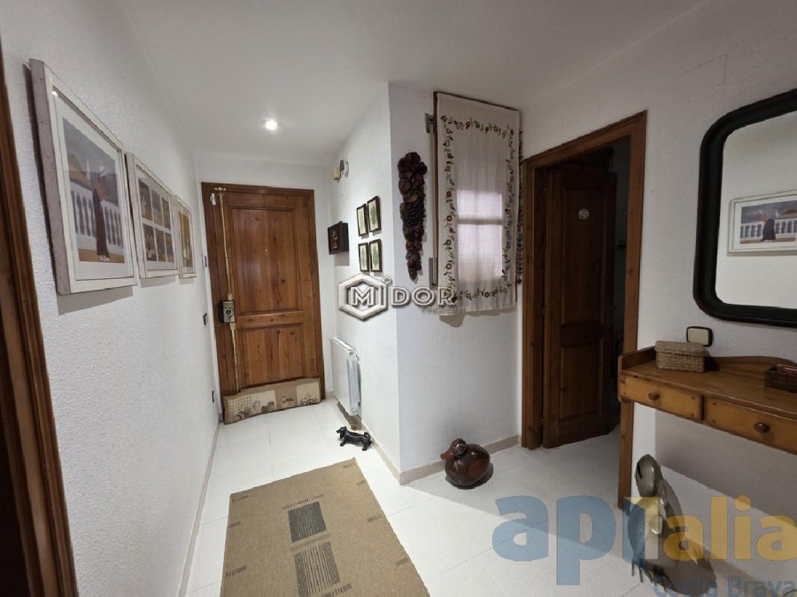 CASA ADOSSADA AMB JARDI I PISCINA