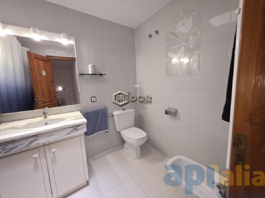 CASA ADOSSADA AMB JARDI I PISCINA