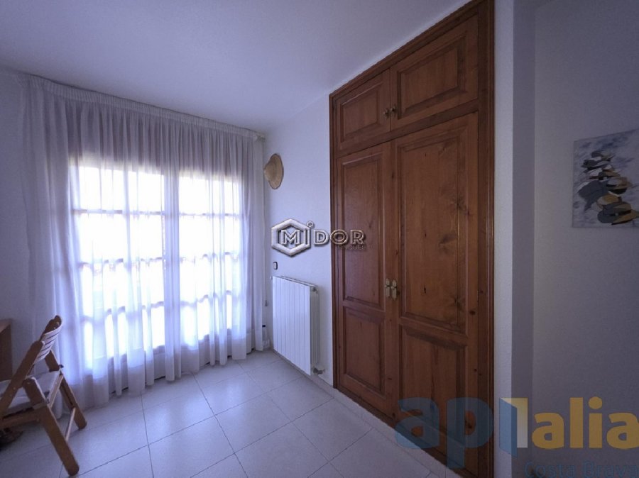 CASA ADOSSADA AMB JARDI I PISCINA