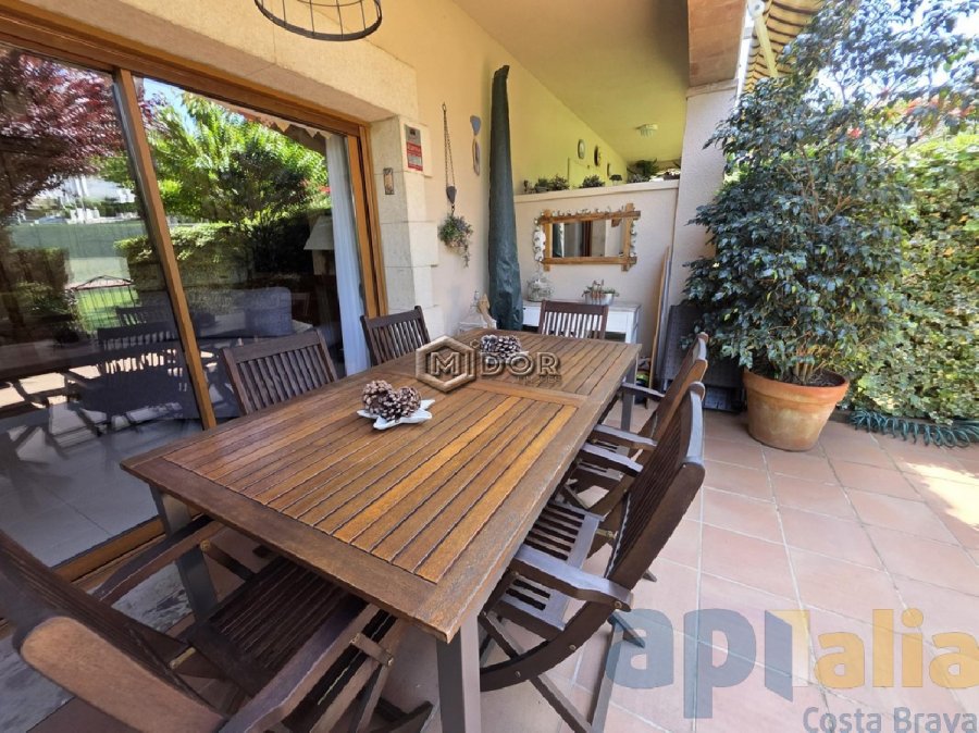 CASA ADOSSADA AMB JARDI I PISCINA