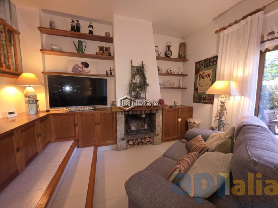 CASA ADOSSADA AMB JARDI I PISCINA