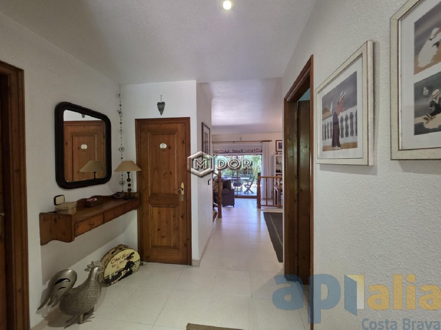 CASA ADOSSADA AMB JARDI I PISCINA