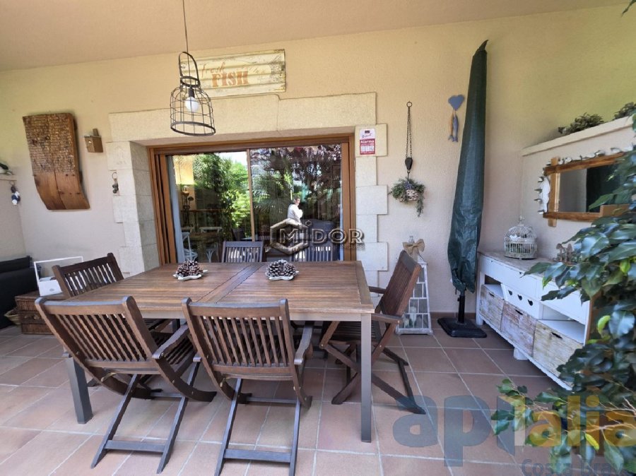 CASA ADOSSADA AMB JARDI I PISCINA