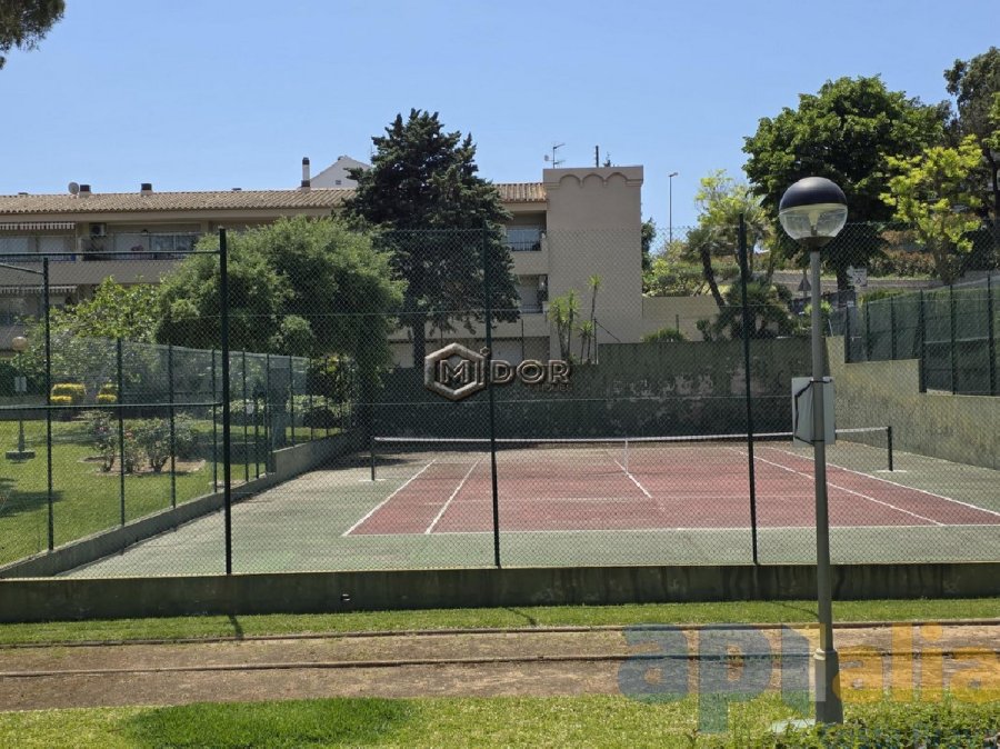 CASA ADOSSADA AMB JARDI I PISCINA