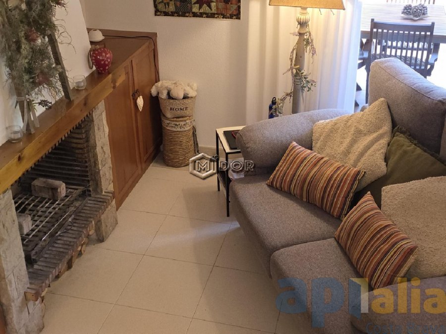 CASA ADOSSADA AMB JARDI I PISCINA