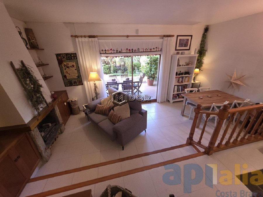 CASA ADOSSADA AMB JARDI I PISCINA