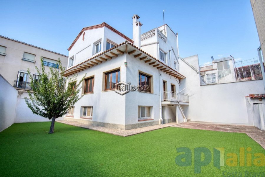 CASA CENTRICA AMB JARDI I GARATGE