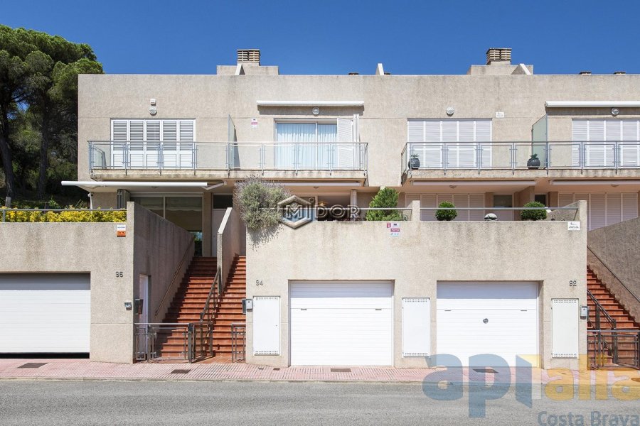 CASA ADOSSADA AMB VISTES I PISCINA AL MIRADOR S'AGARO-ST.POL