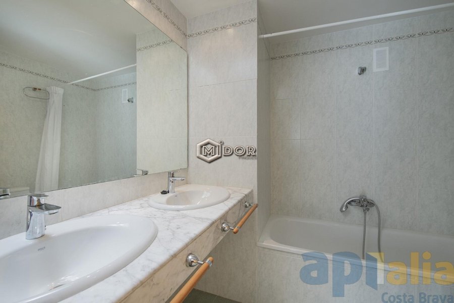 CASA ADOSSADA AMB VISTES I PISCINA AL MIRADOR S'AGARO-ST.POL