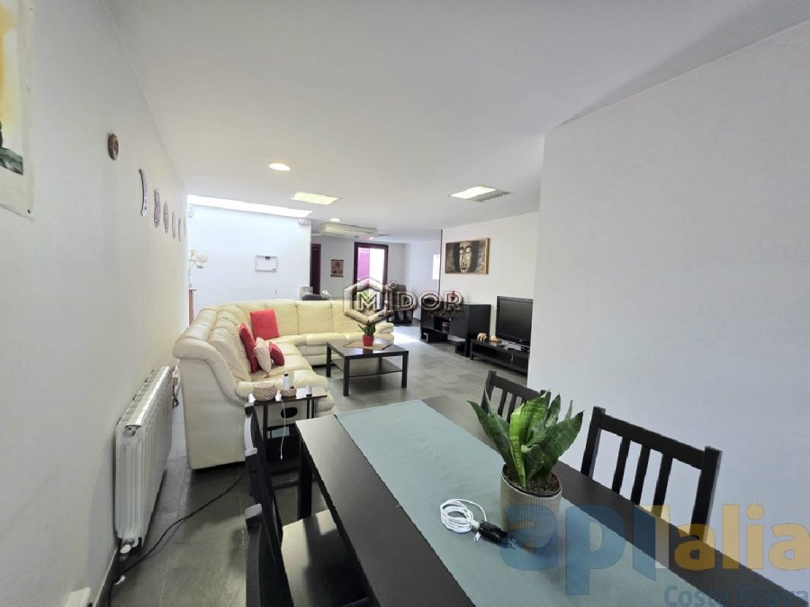 CASA ADOSSADA AMB LOCAL A ZONA CÈNTRICA