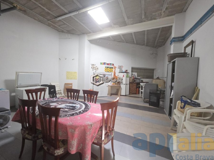 CASA ADOSSADA AMB LOCAL A ZONA CÈNTRICA