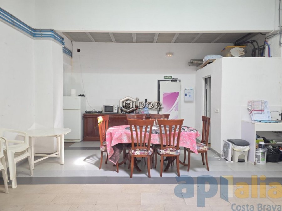 CASA ADOSSADA AMB LOCAL A ZONA CÈNTRICA