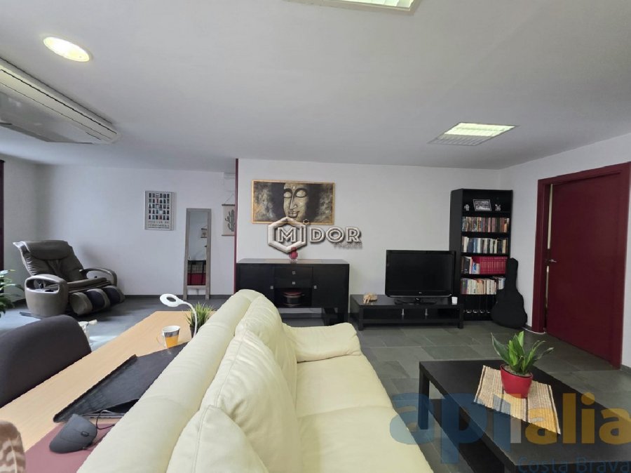 CASA ADOSSADA AMB LOCAL A ZONA CÈNTRICA