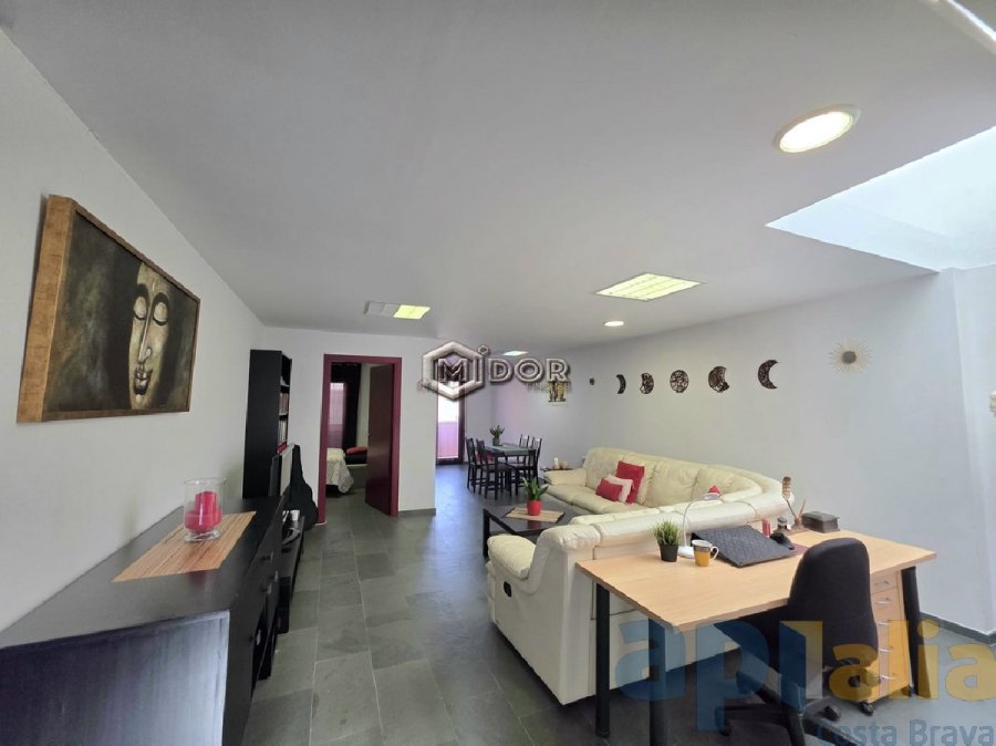 CASA ADOSSADA AMB LOCAL A ZONA CÈNTRICA
