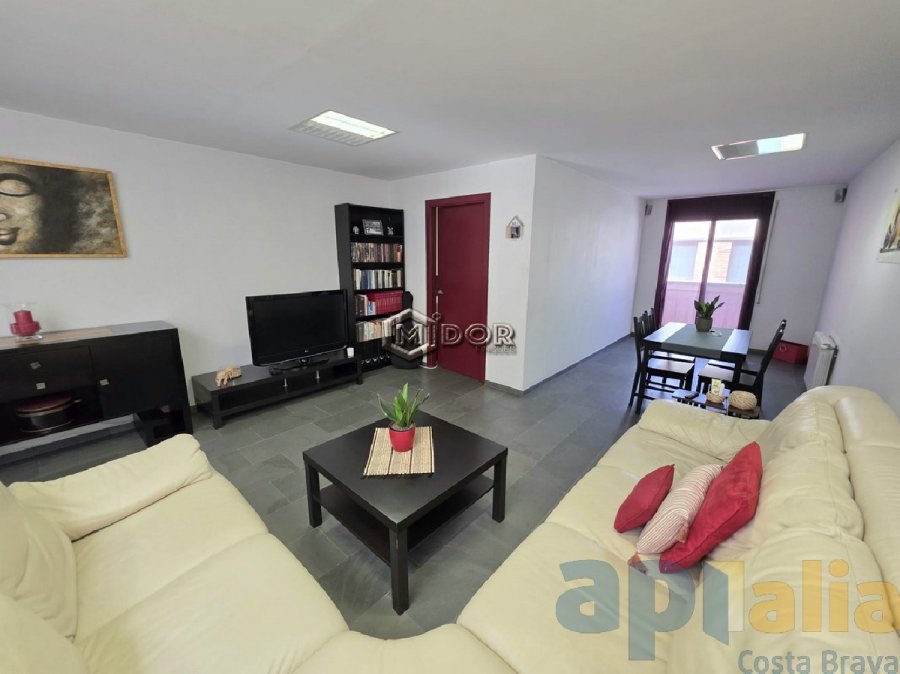 CASA ADOSSADA AMB LOCAL A ZONA CÈNTRICA