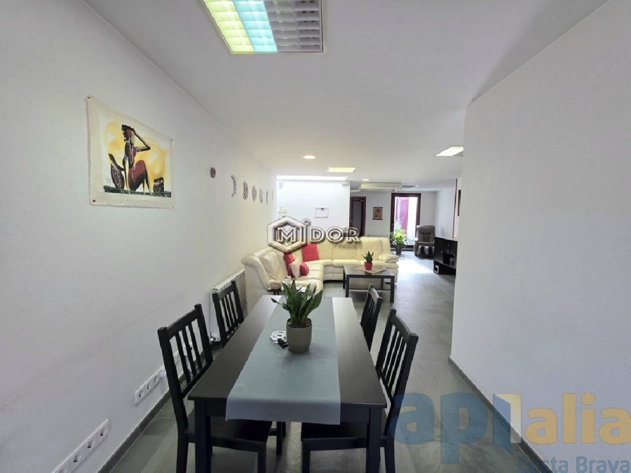 CASA ADOSSADA AMB LOCAL A ZONA CÈNTRICA
