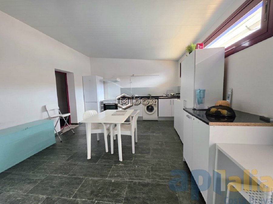 CASA ADOSSADA AMB LOCAL A ZONA CÈNTRICA