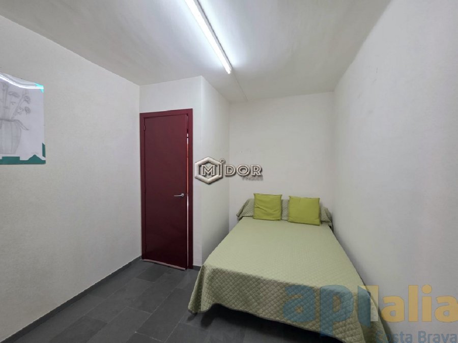 CASA ADOSSADA AMB LOCAL A ZONA CÈNTRICA