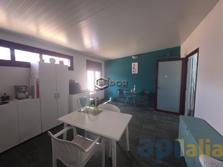 CASA ADOSSADA AMB LOCAL A ZONA CÈNTRICA