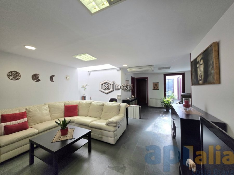 CASA ADOSSADA AMB LOCAL A ZONA CÈNTRICA