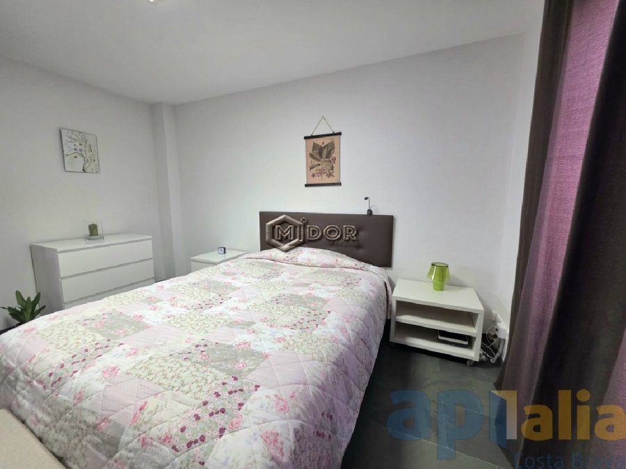 CASA ADOSSADA AMB LOCAL A ZONA CÈNTRICA