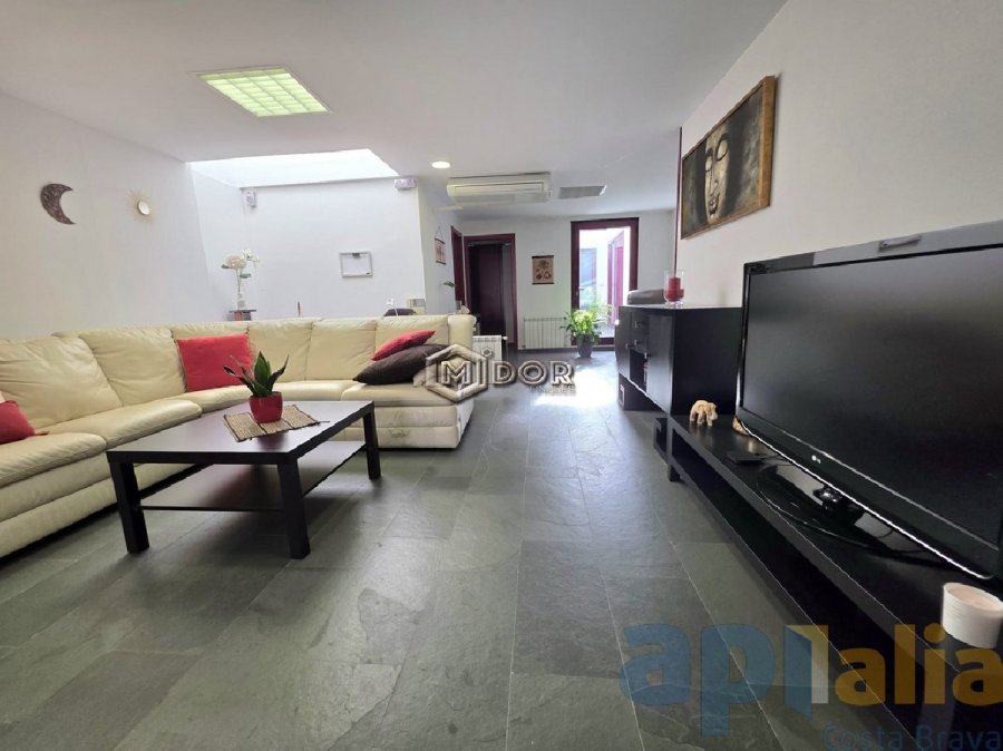 CASA ADOSSADA AMB LOCAL A ZONA CÈNTRICA