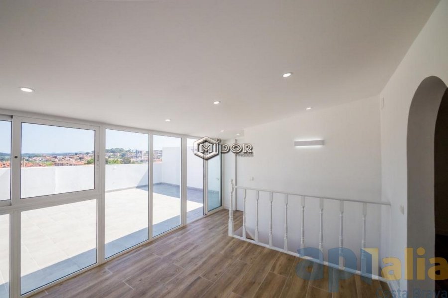 APARTAMENT AMB TERRASSA A 150m DE LA PLATJA