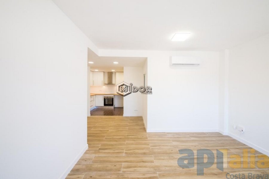 APARTAMENT AMB TERRASSA A 150m DE LA PLATJA