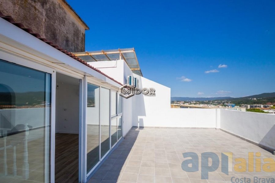 APARTAMENT AMB TERRASSA A 150m DE LA PLATJA